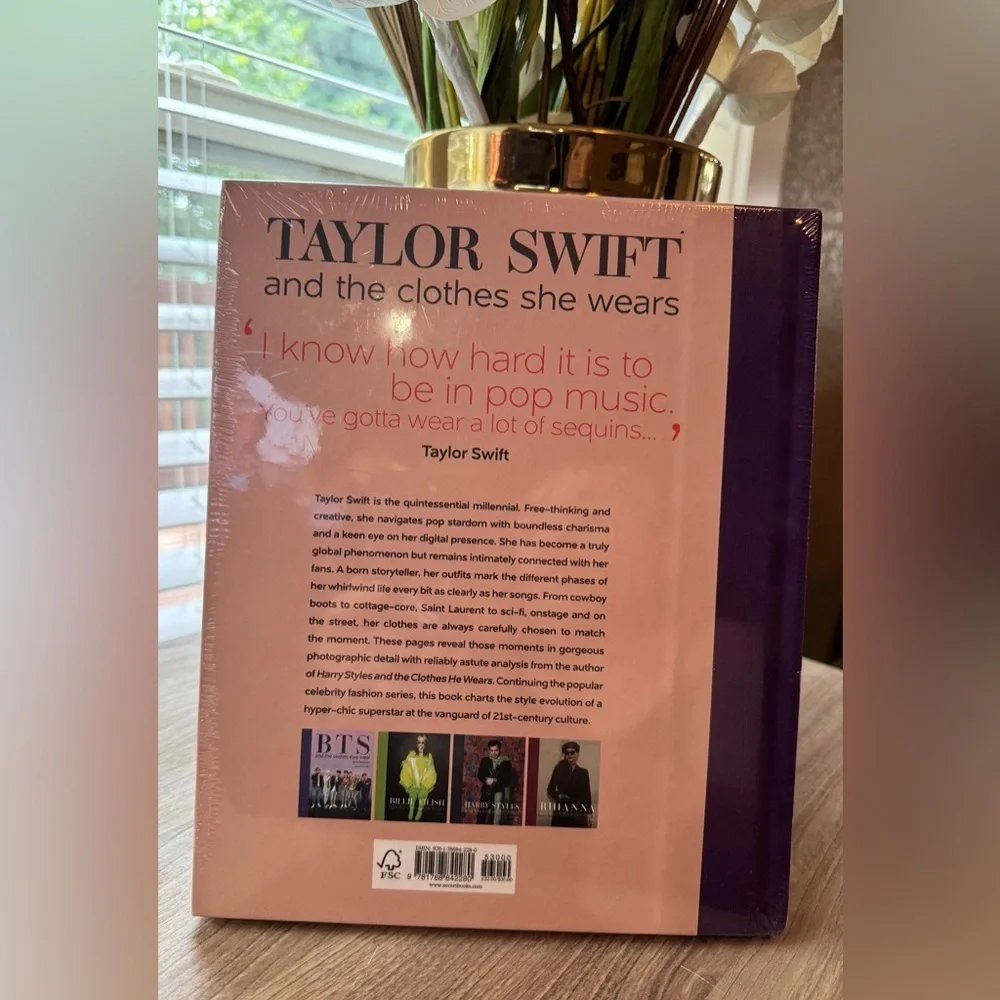 Taylor Swift: And the Clothes She Wears, Hardcover by Terry Newman Brand New